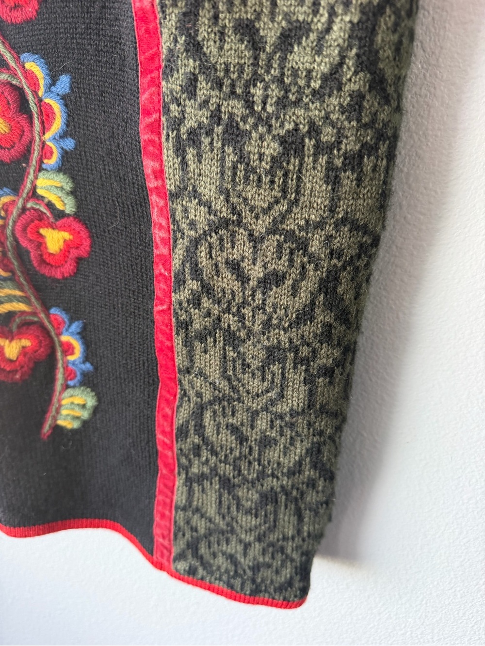 Vrikke vintage colorful 100% wool Norwegian metal clasp knit vest Women’s sz L - Picture 3 of 6